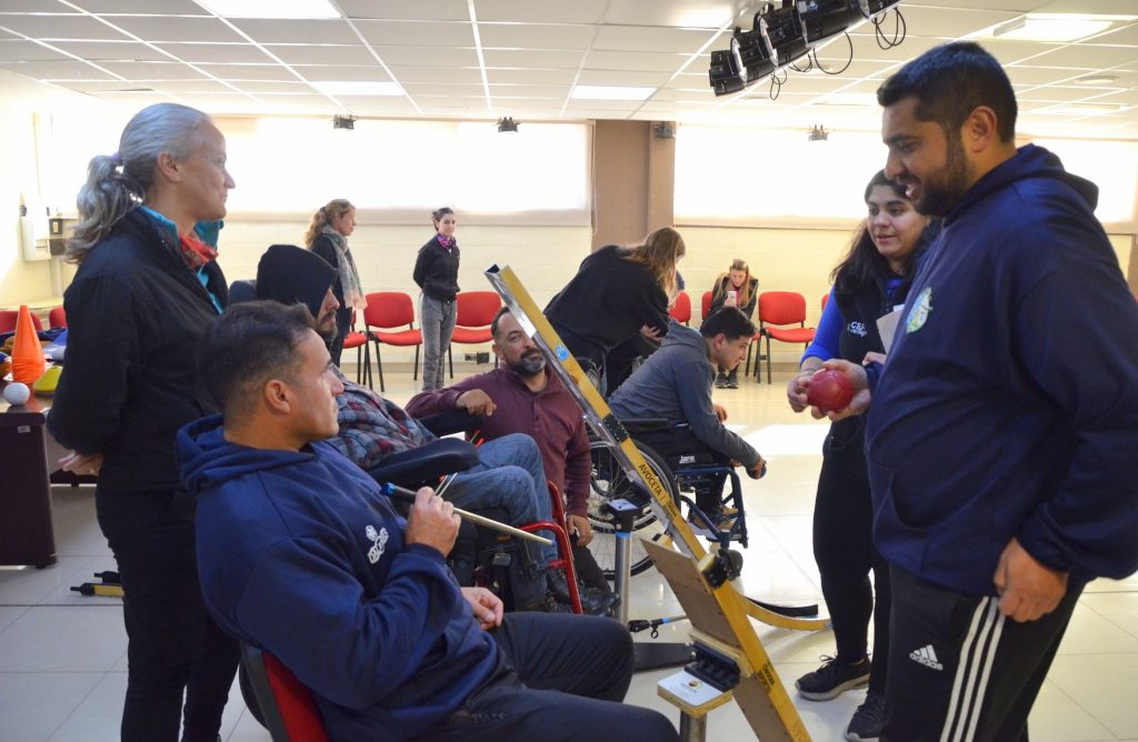 Agentes municipales de Salud y Deportes se capacitan en deporte adaptado