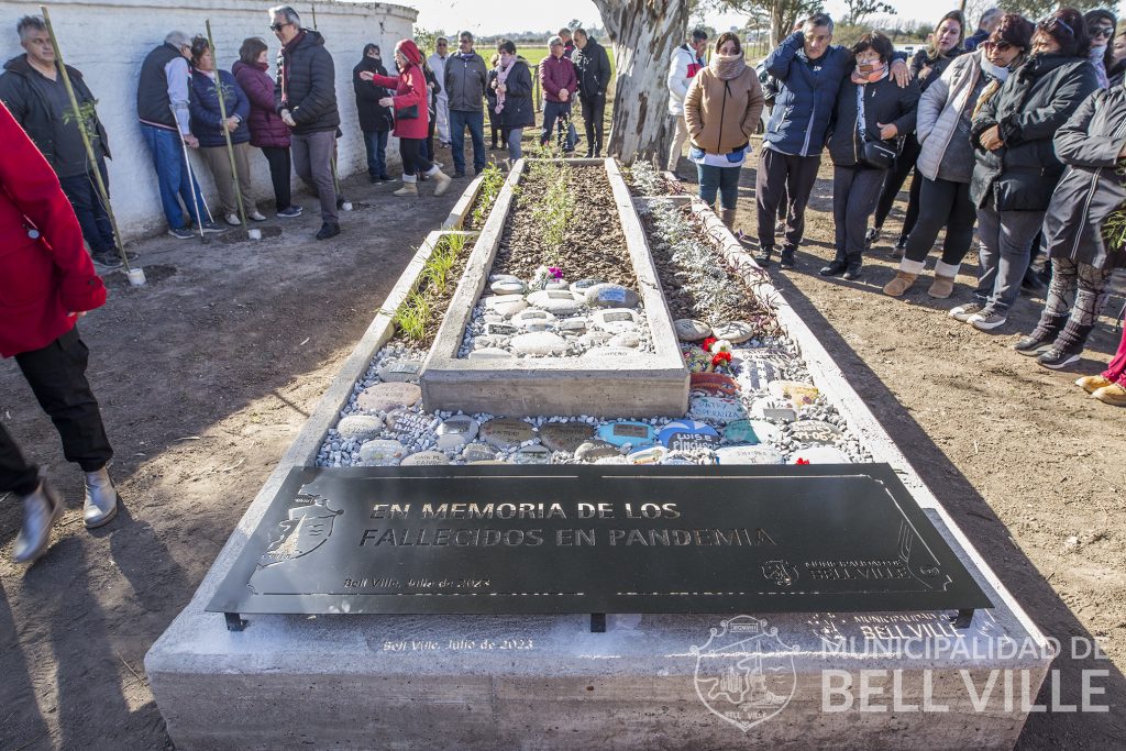 Momentos de gran emoción se vivieron en la presentación del cenotafio por los fallecidos en pandemia
