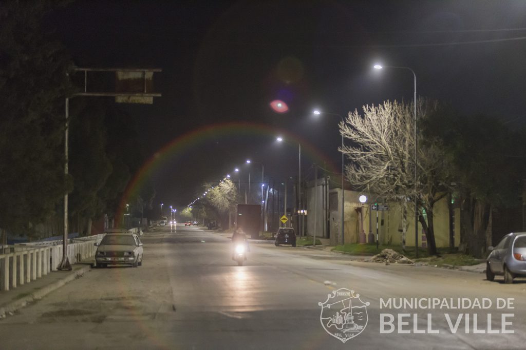 La vía lumínica blanca se extiende ahora por bulevar Ombú