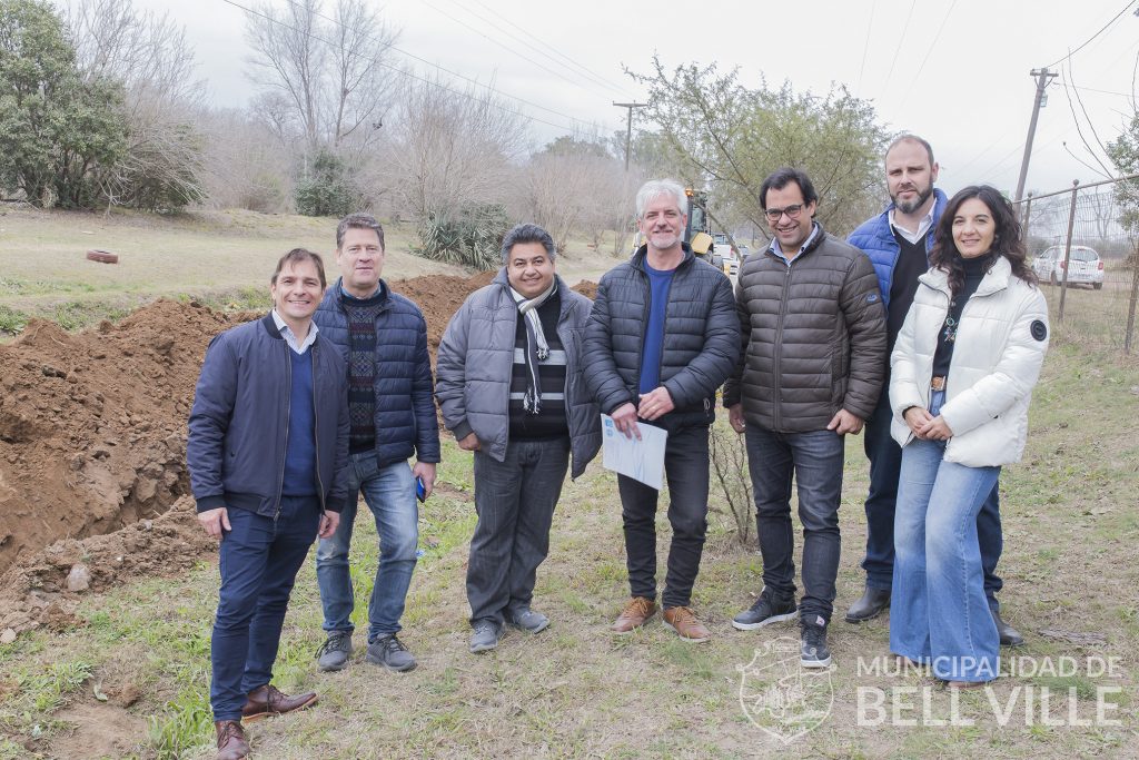 Con fondos municipales se extiende la red cloacal y de agua hasta la futura Escuela PROA