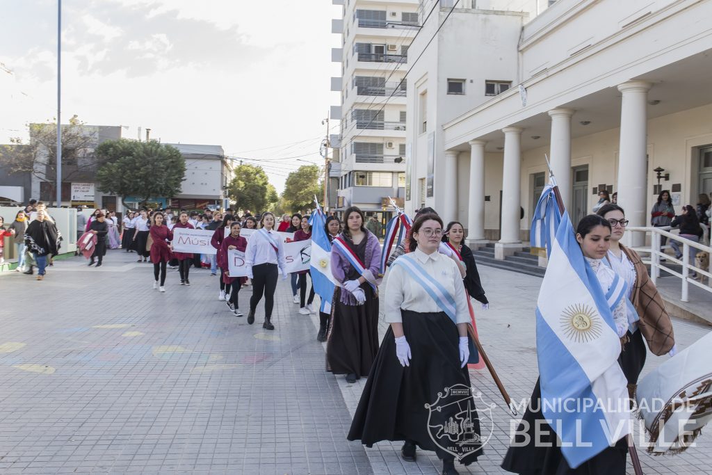 Estudiantes bellvillenses festejaron unidos el Día del Folclore