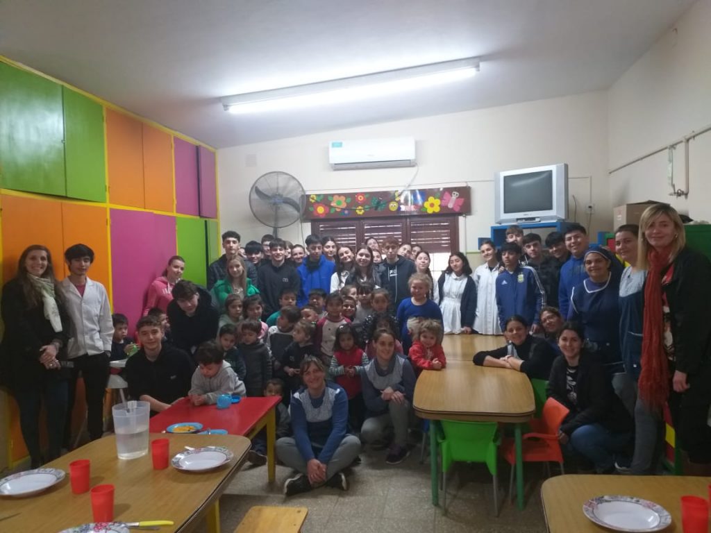 Alumnos de la Escuela Normal visitaron a los pequeños de la Casa del Niño