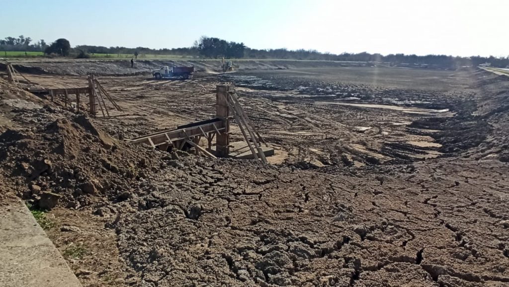 Minucioso trabajo en la limpieza de las lagunas sanitarias.