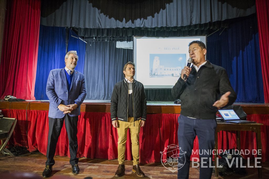Jóvenes estudiantes colmaron hoy el Teatro Coliseo para la primera clase de “Primera Licencia de Conducir”