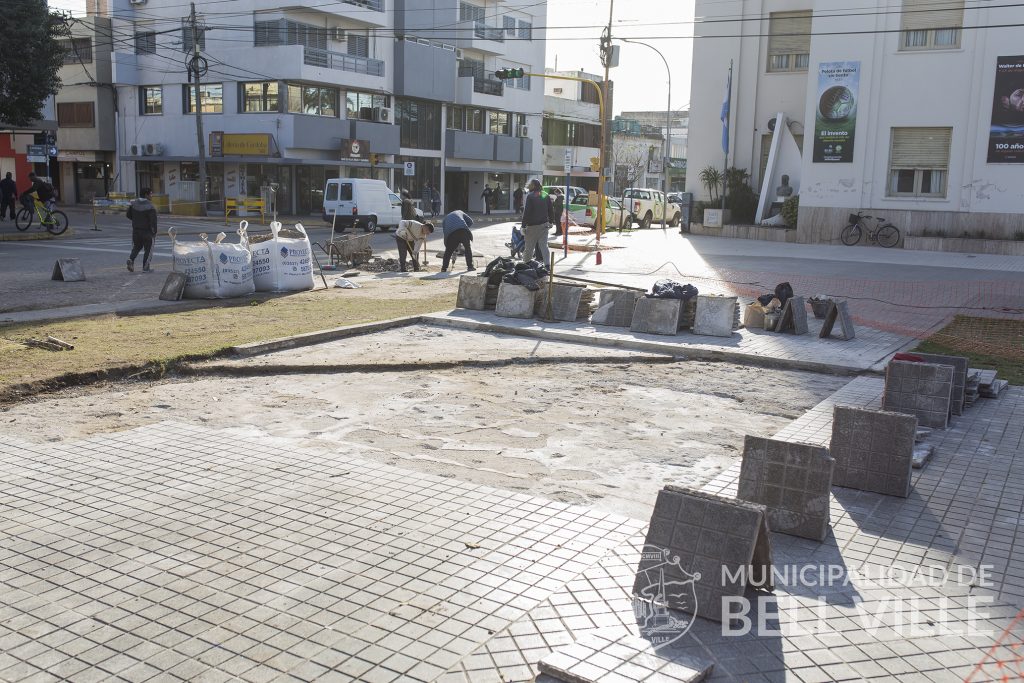 Se cumple un mantenimiento integral de la plaza 25 de Mayo.