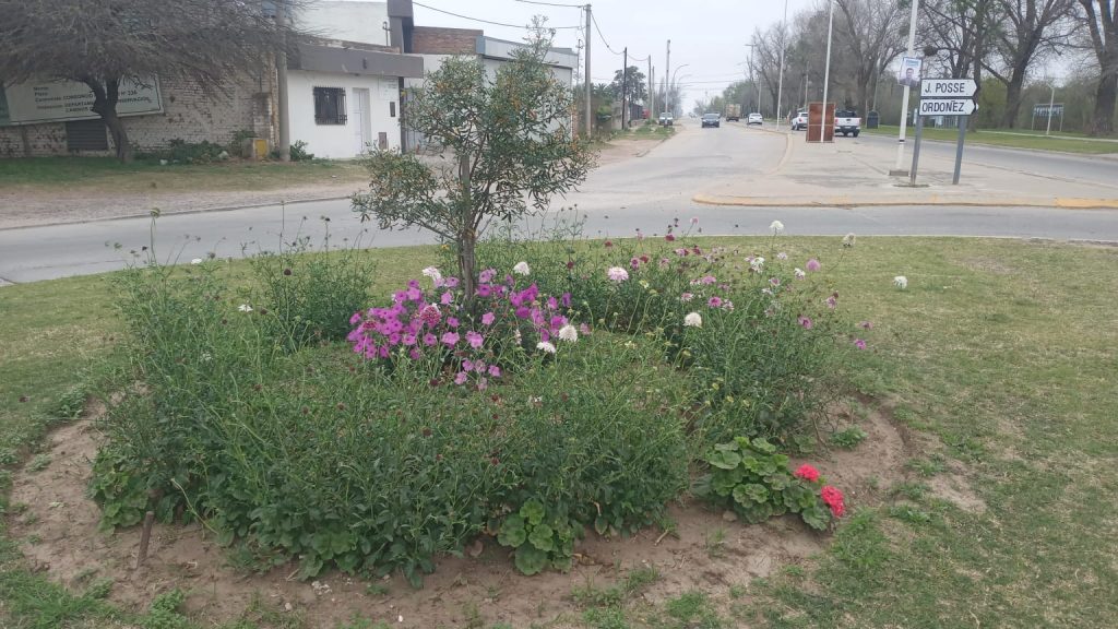 Con un cuidadoso trabajo en jardinería, la Guardia Urbana se sumó al Día de la Primavera