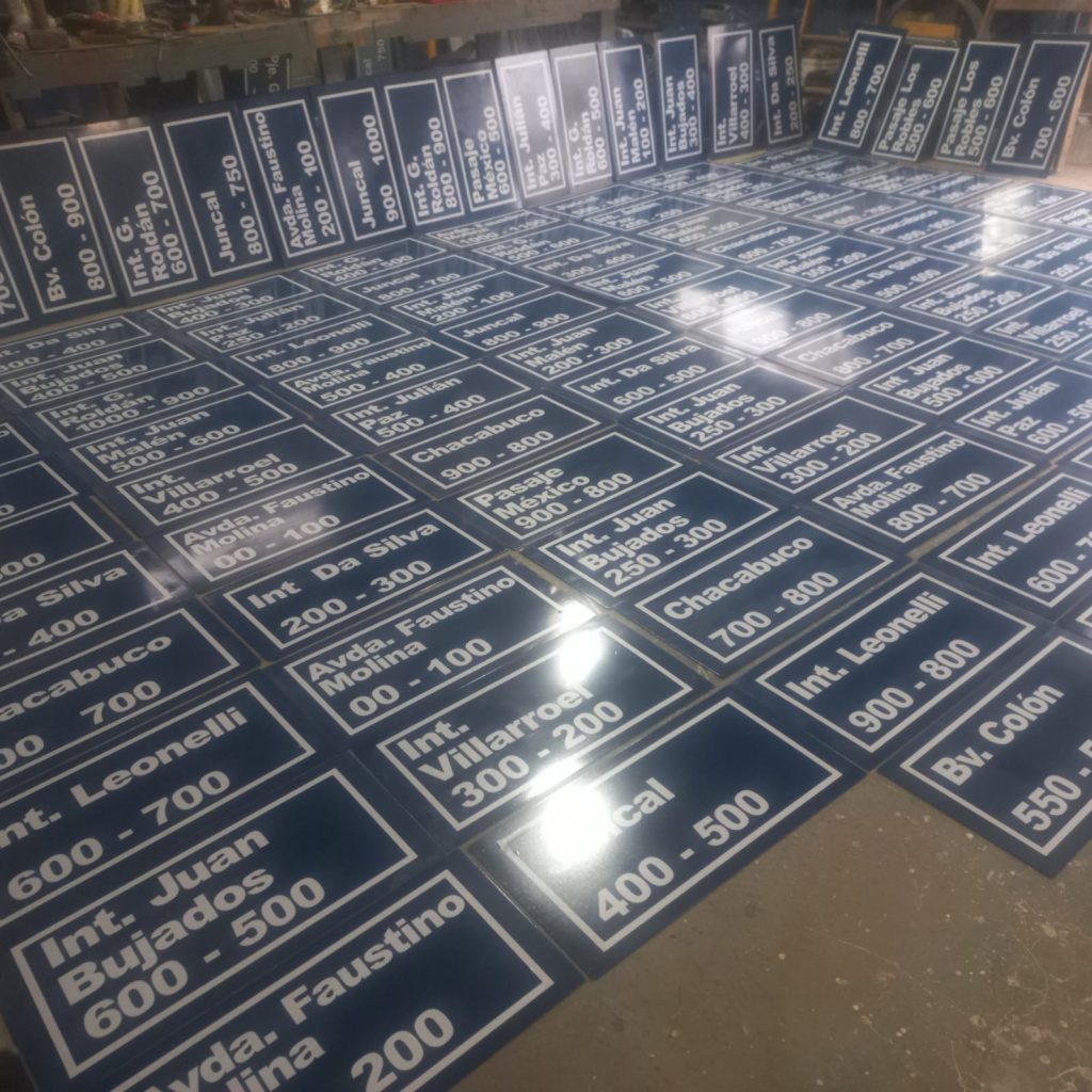 Se prosigue con la instalación de carteles nomencladores en diversos puntos de la ciudad