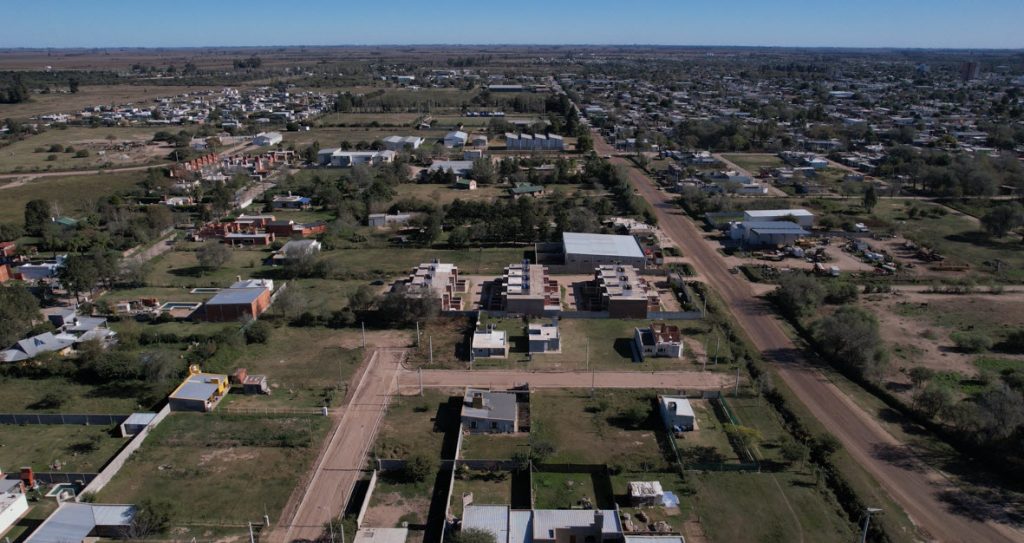 Hasta fin de año se entregarán un centenar de viviendas y habrá otro tanto de hogares conectados a agua y cloacas