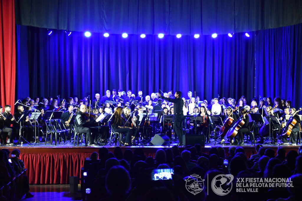 El Coliseo, a sala llena, fue escenario de un histórico encuentro coral y musical