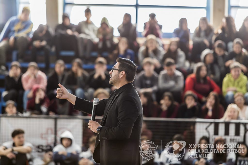 Portando un mensaje de superación personal, el sacerdote Luis Zazano convocó a más de 2.000 bellvillenses