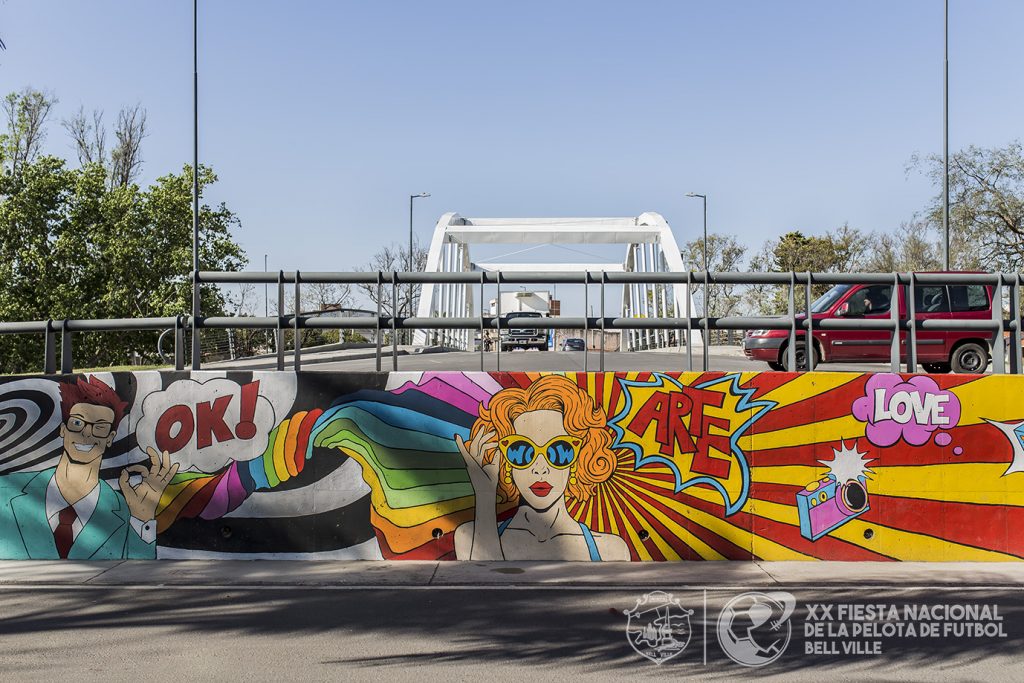 Ya se luce el colorido mural de Núcleos Barriales en uno de los accesos al puente Bustos