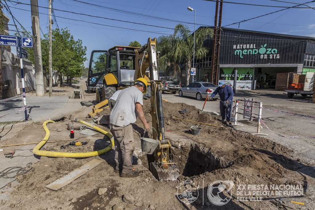 Se está conectando al caño maestro la red cloacal para la Escuela PROA