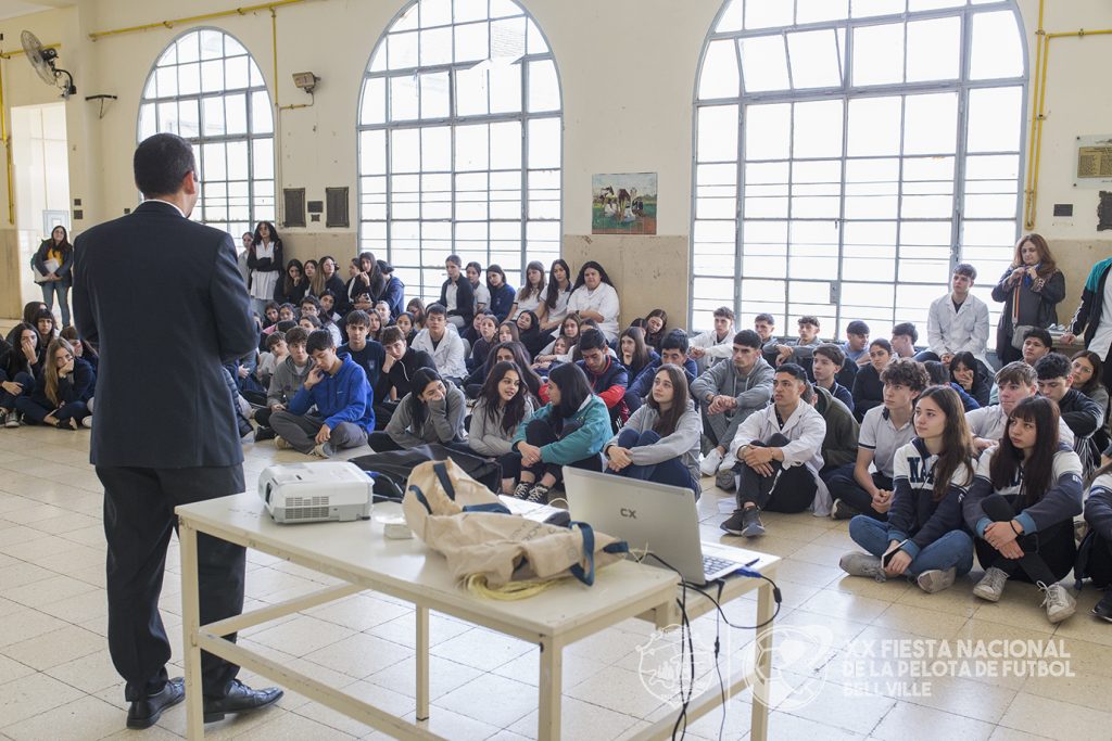 La vinculación entre la ciencia y el fútbol comenzó a ser explicada en las escuelas