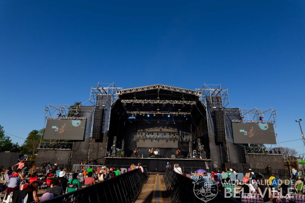 Los artistas locales pisaron fuerte en el gran escenario del Predio del Ferrocarril 
