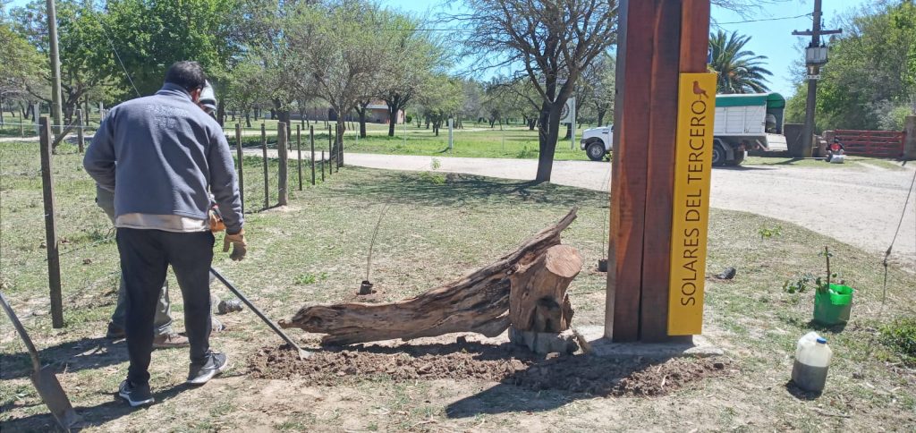 La Guardia Urbana embelleció el espacio del cartel de ingreso al barrio Solares del Tercero