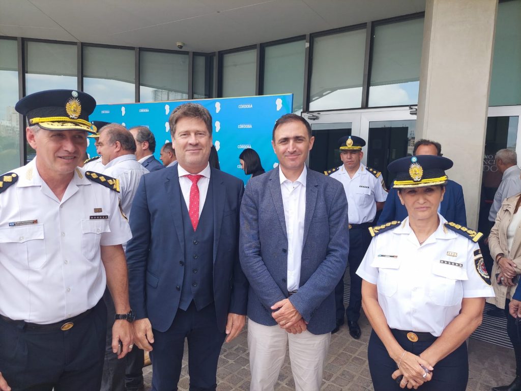 El intendente recibió uno de los patrulleros policiales que entregó el gobierno provincial