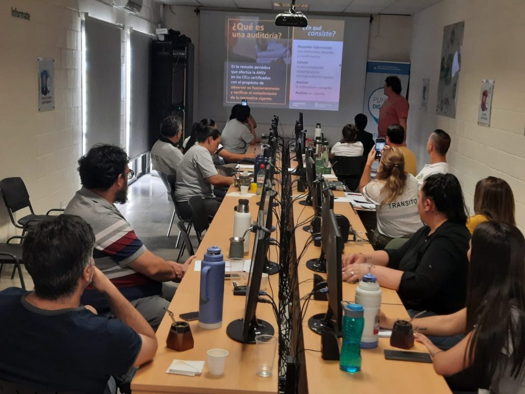 Personal municipal participa de una capacitación en el Sistema Nacional de Licencias de Conducir