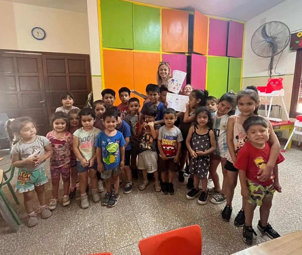 Martina Polo, cantautora bellvillense, mantuvo un encuentro con pequeños de la Casa del Niño