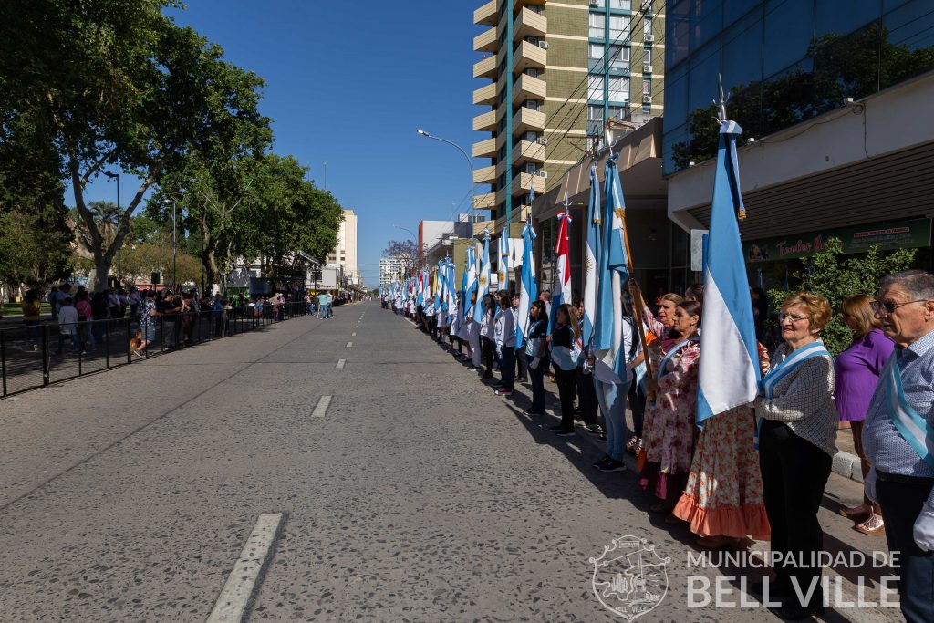Miles de vecinos reconocieron con aplausos a instituciones que animaron el desfile aniversario de Bell Ville.