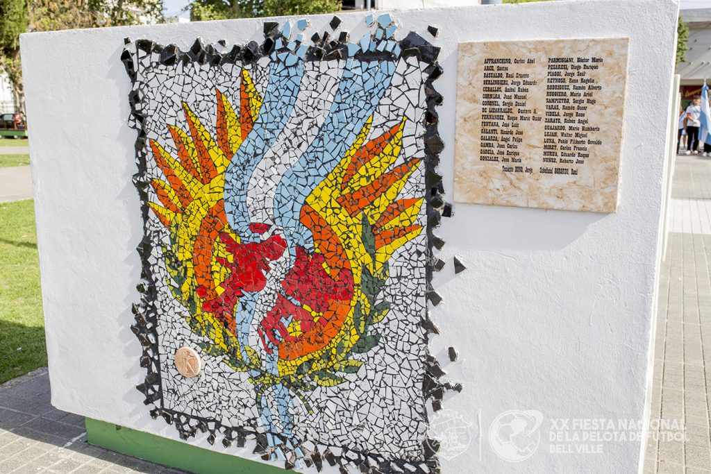 La obra de Malvinas ya está en la plaza principal junto a los Generales San Martín, Belgrano y Güemes