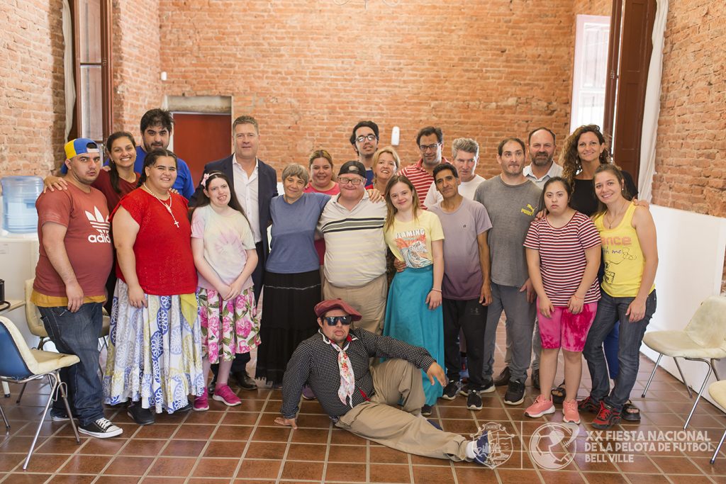 El intendente presenció un ensayo del Taller de Folclore Adaptado de Núcleos Barriales