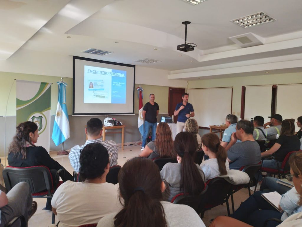 Personal municipal del área de Licencias de Conducir participan de una jornada de capacitación