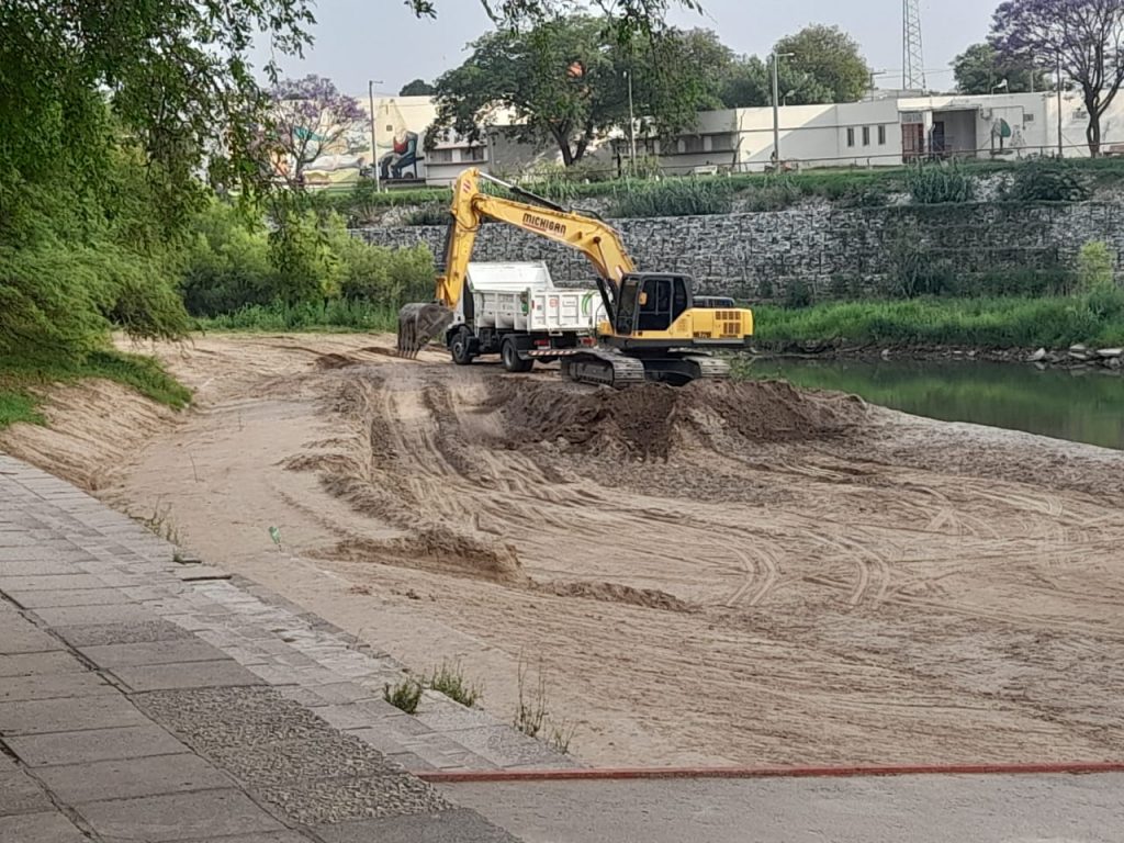 Se trabaja en el nivelado y mantenimiento de la playa del Paso de la Arena