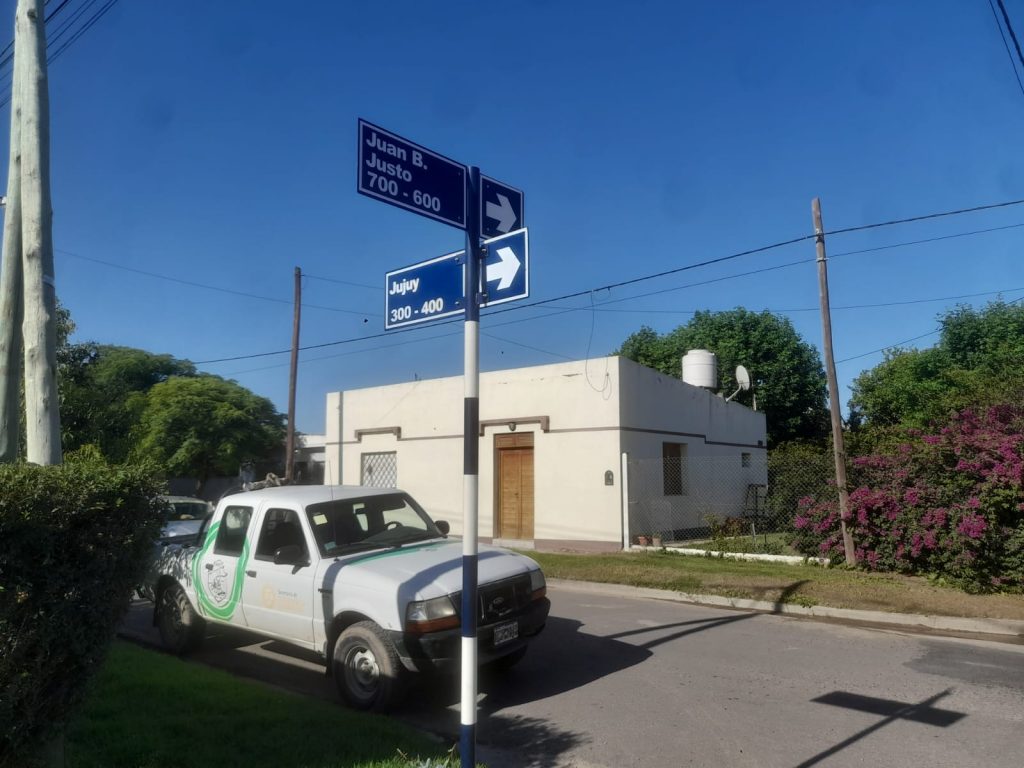 Suman más cartelería para orientar el tránsito e identificar calles