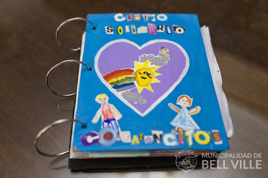 Reconocimiento de los niños a “Chela” por albergarlos en el Merendero Corazoncitos