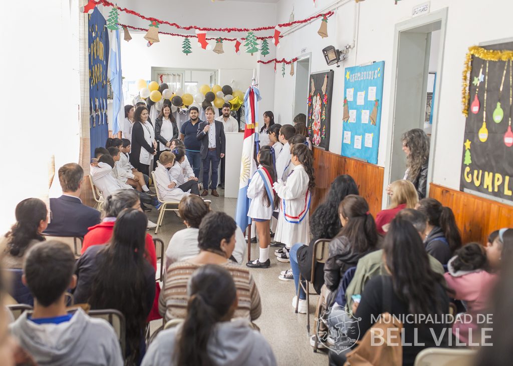 El intendente saludó a los egresados de la Escuela Juan Bautista Alberdi