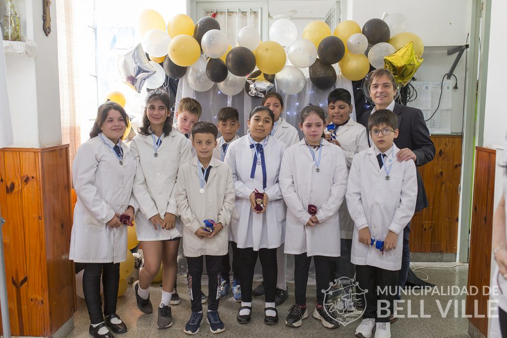 Emotivo acto de egresados en la Escuela Juan Bautista Alberdi