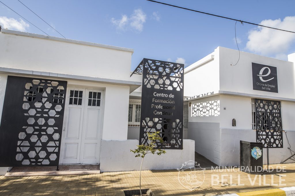 Reconocimiento municipal anual a alrededor de 300 vecinos que se capacitan para el mundo laboral