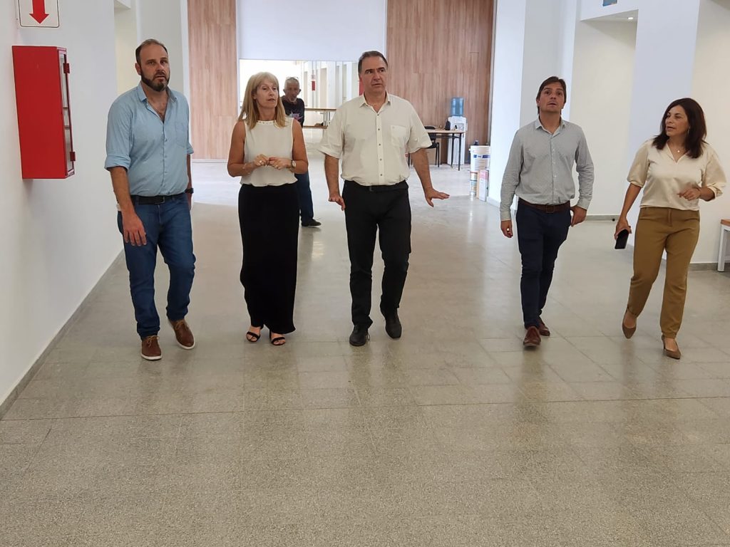 El ministro de Educación y el intendente recorrieron dos nuevos edificios para educación