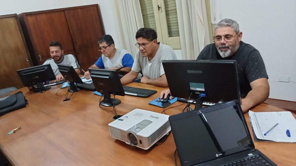 Se cumplió una nueva capacitación para electricistas en la sede de FUNDELO