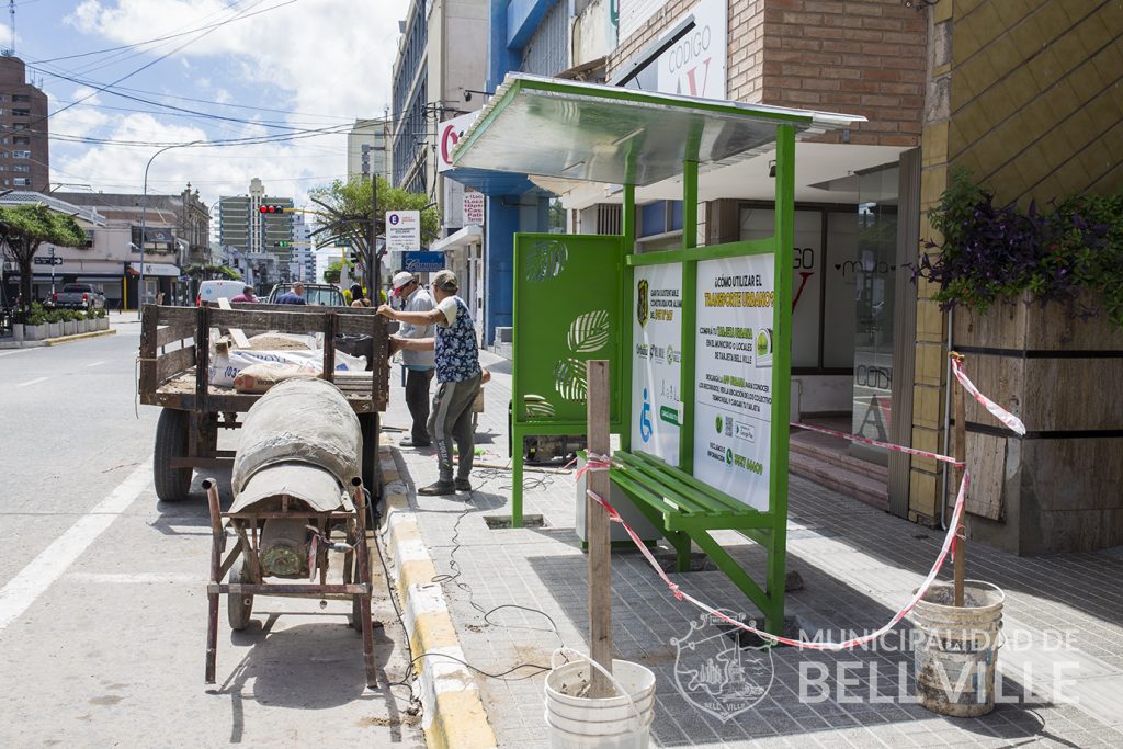 En calle Córdoba al 550 instalan la garita construida en la ex ENET para pasajeros del transporte urbano