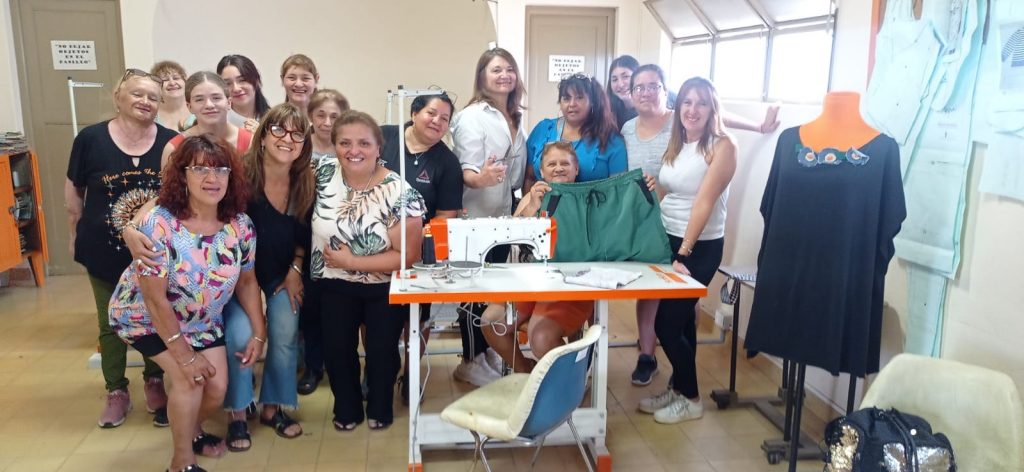 Con más de 60 participantes finalizó el Taller de Costura de los Núcleos Barriales