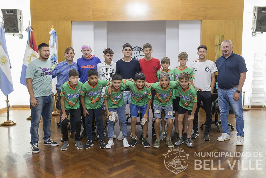 El intendente recibió a bellvillenses que alcanzaron el podio en un torneo de fútbol chileno .