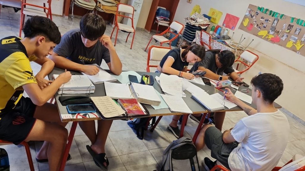 El apoyo escolar Nivel Secundario, está llegando a 52 estudiantes