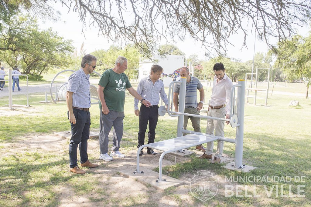 Se presentaron los nuevos aparatos deportivos al aire libre