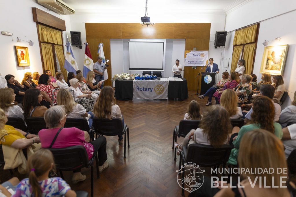 Emotivo reconocimiento a vecinas bellvillenses en el Día Internacional de la Mujer