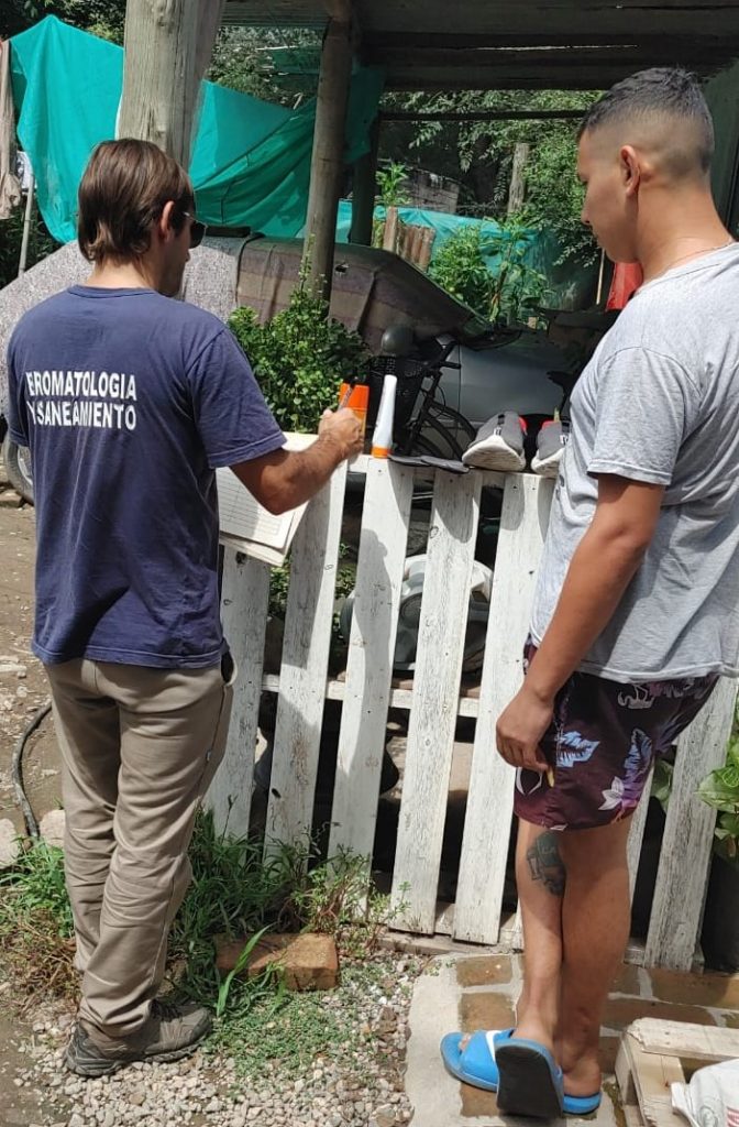 Se distribuyen repelentes donados a familias afectadas por el dengue