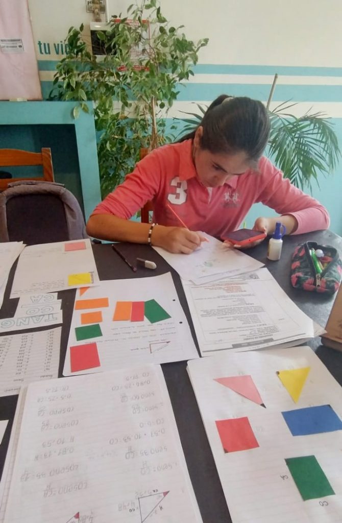 Las Clases de Apoyo Escolar del municipio alentaron la ejemplar superación personal de la joven Antonella Molina