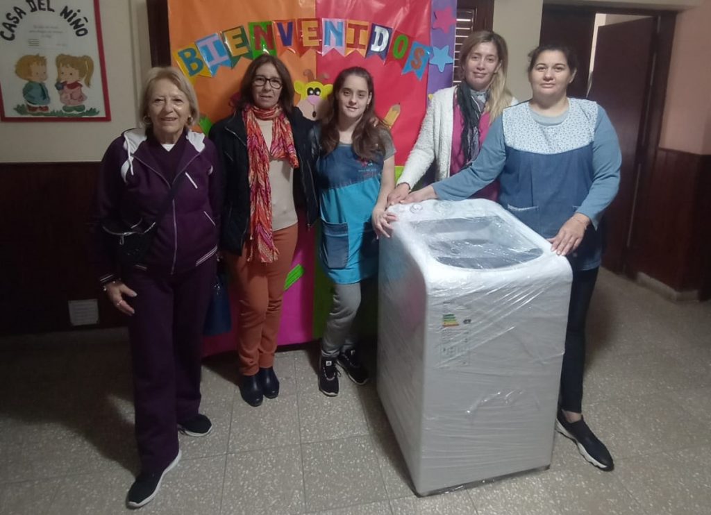 La Casa del Niño recibió un lavarropas en donación