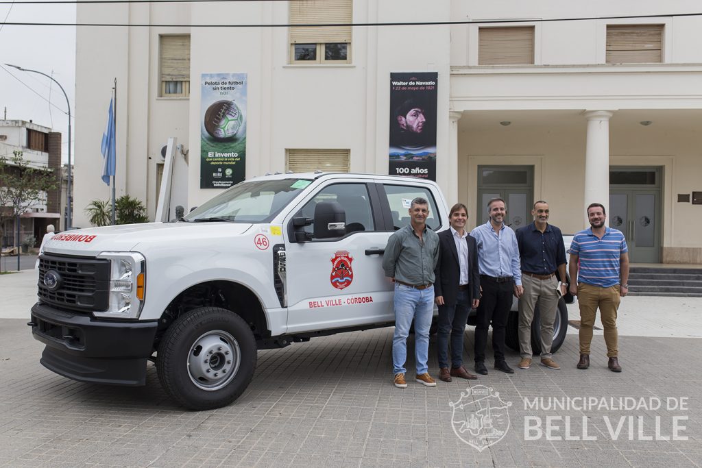 Bomberos presentaron una nueva unidad para actuar ante emergencias.