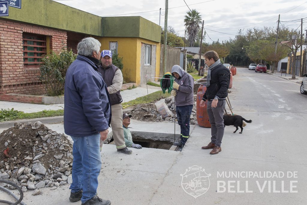 Continúa la obra de limpieza del canal de calle Teniente Jorge Bono