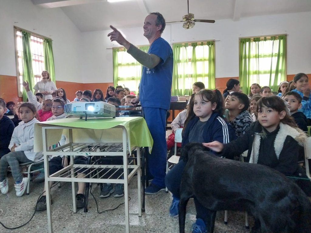 Charlas sobre el buen trato de animales se brindaron en dos escuelas del medio