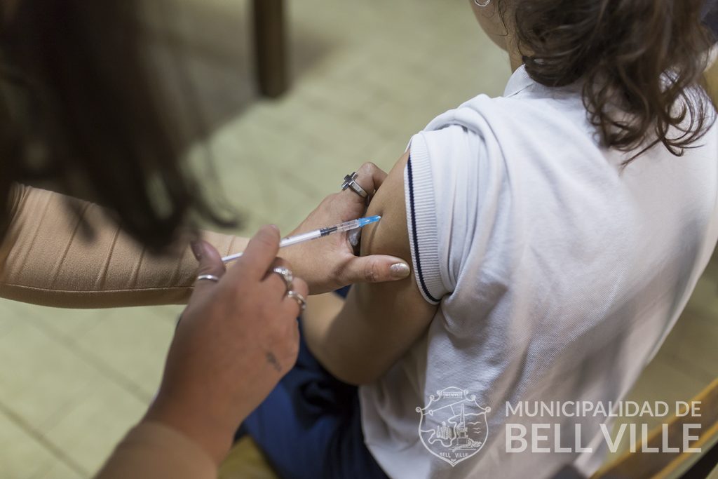 Prosigue la vacunación de estudiantes contra la Fiebre Hemorrágica Argentina.