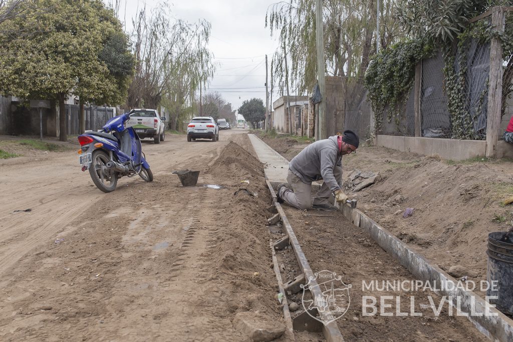 La obra de cordón cuneta continúa ahora en dos cuadras de calle Santiago del Estero