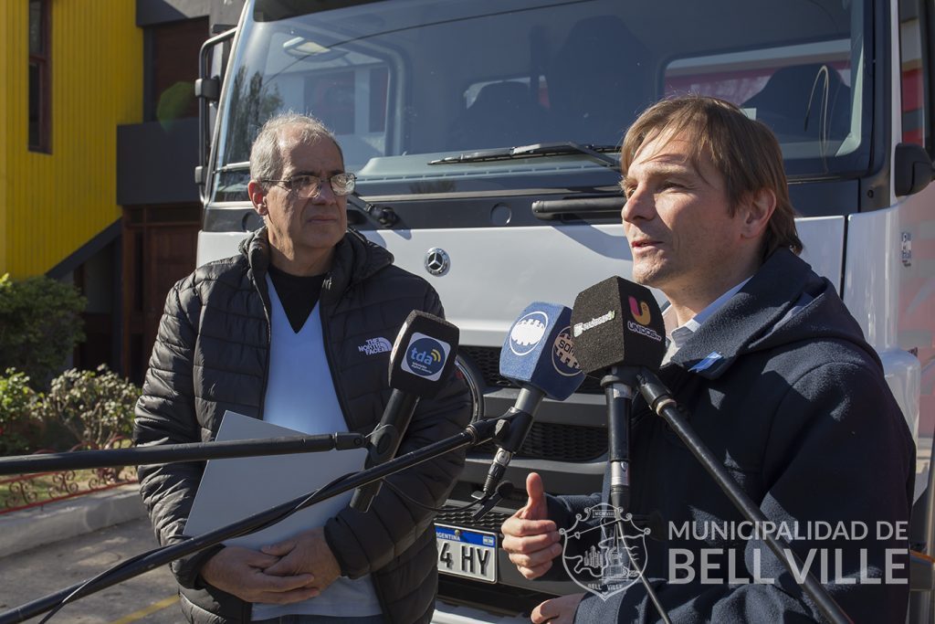 Cr. Moroni: “El municipio asumió el compromiso y ahora el nuevo camión donado ya está en el cuartel”