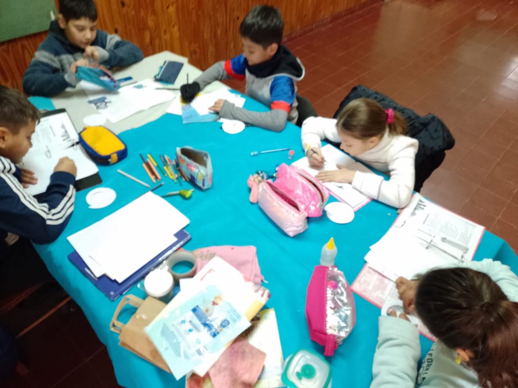 En los talleres de Núcleos Barriales los niños expresan su creatividad